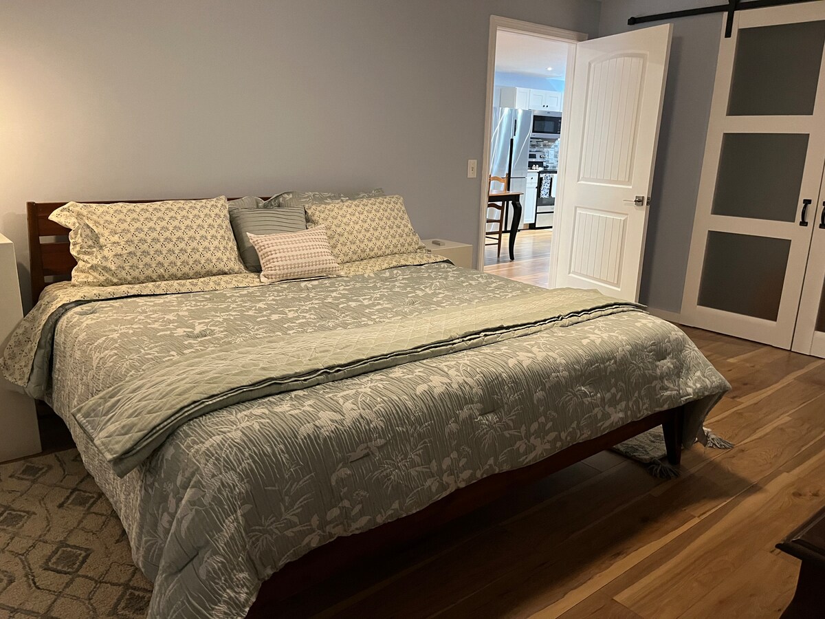 Нашиот прв гостин сподели: „Ова е најдобриот душек на кој некогаш сум спиел!„ Овој брачен кревет (широк 150-179 см) има доволно простор за истегнување. Удобни перници за да ја потпрете главата, да ги завиткате во рацете и да ги потпрете колената за добар одмор во текот на ноќта.    