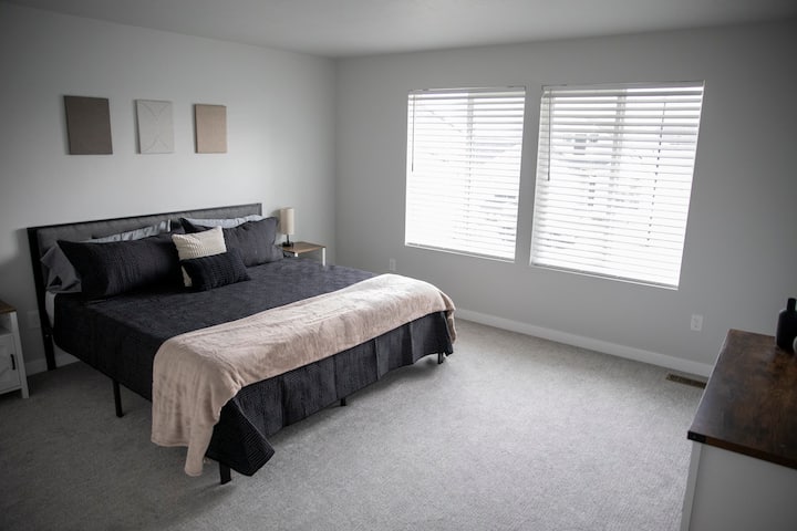 יש עכשיו גם וילונות שחורים בחדר הזה - צריך להוסיף תמונה מעודכנת 