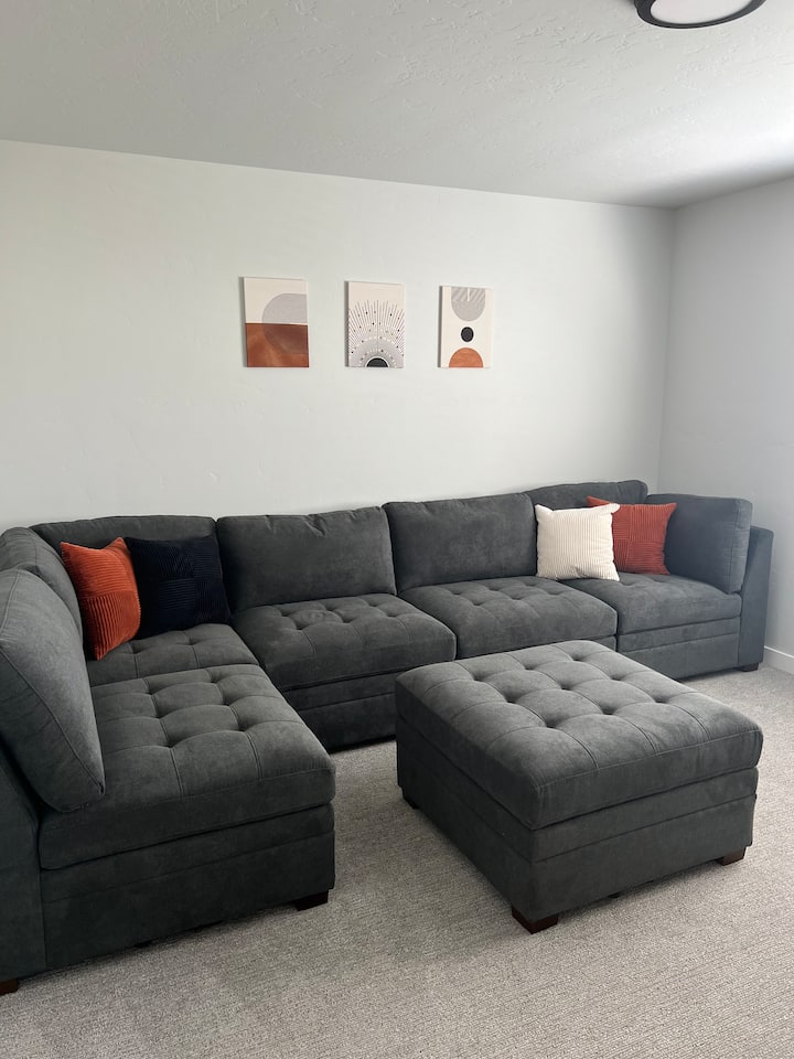 זו הלופט שלמעלה. יש טלוויזיה 55 אינץ', נוף יפהפה מהחלון וארון שמחזיק משחקים. ניתן להזיז את ההדום ויש שפע של מקום למזרן קווין אם יש צורך במקום נוסף לשינה:)