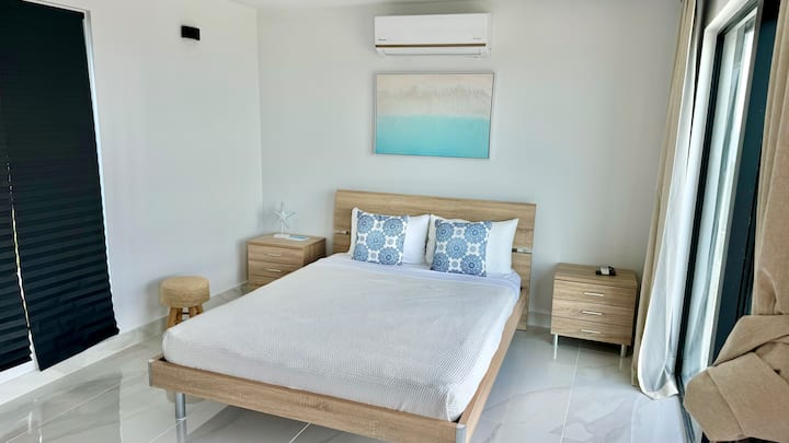 Chambre sur le toit avec vue sur l'océan au nord et au sud.  Sortez directement sur le patio sur le toit au soleil ou sous le ciel nocturne plein d'étoiles. La piscine du salon est juste à l'extérieur de la chambre.