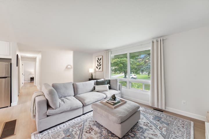 Sophisticated & Warm 4bd | Near Intl Airport - Ottawa