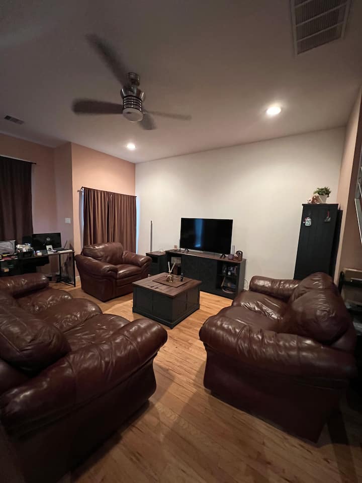 Room In Centrally Located Townhome - Houston, TX