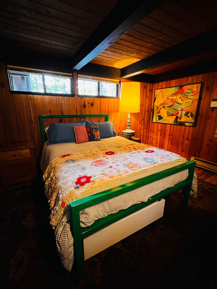 Najveća spavaća soba na glavnom katu s velikim ormarom i pomoćnim krevetom ispod. 