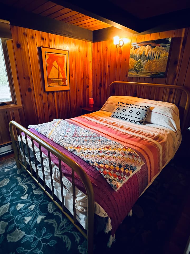 Mala spavaća soba na glavnom katu s velikim ormarom, pored velike spavaće sobe. 