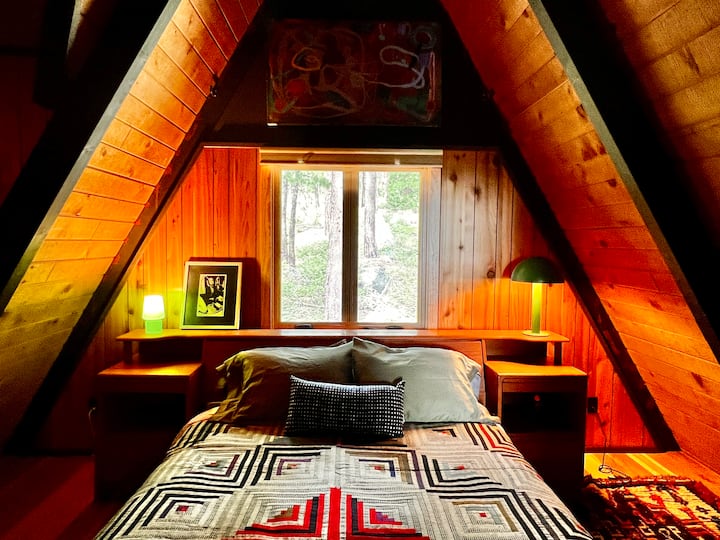 Spavaća soba u potkrovlju na vrhu okvira „A” ima privatni gornji balkon i vlastitu kupaonicu s tušem. Potkrovlje s pogledom na glavni stambeni prostor nalazi se odmah ispred spavaće sobe. 