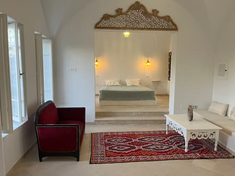 Entire villa, 5 suites for 10 people