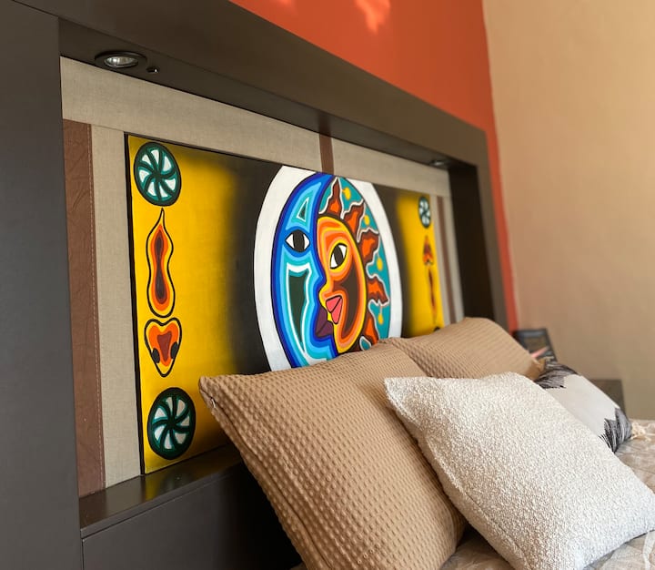 Habitación principal, la hemos llamado “Eclipse” en honor a la pintura de la cabecera, hecha especialmente para Quinta del Sol, por pintores Nayaritas.
