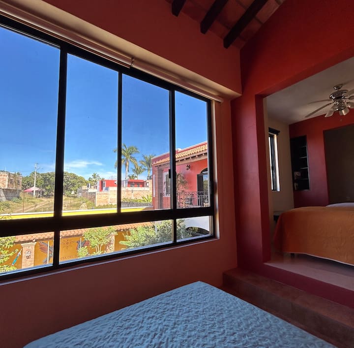 La habitación preferida para las pijamadas entre primos. Contempla la vista o baja las persianas aislantes de luz y sonido.