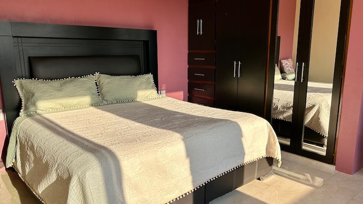 Habitación que hemos llamado “La señorial” cómodamente hasta para 3 personas, muchos espejos para arreglarse entre hermanas.