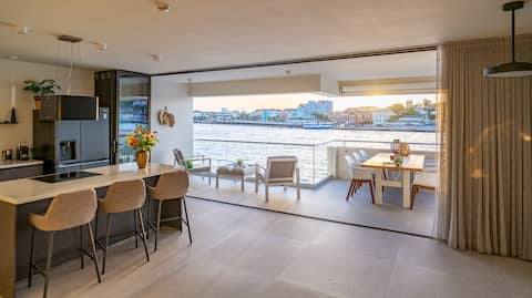 Luxury apartment with unique view of Pontjesbrug