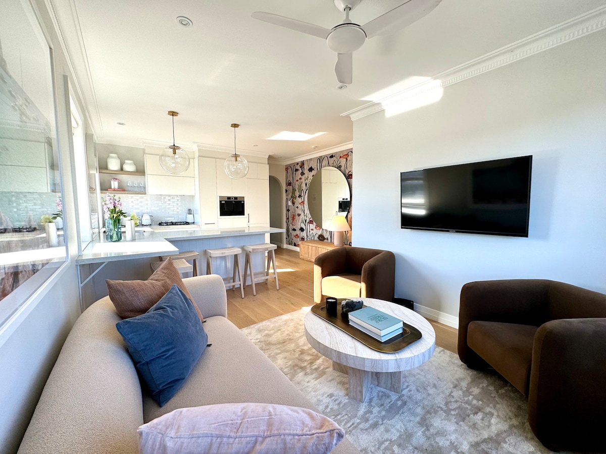 Top performing Airbnb: Stylish 2-Bed Retreat Walk to Bondi Beach & Cafes in North Bondi