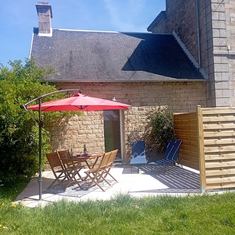 Cozy cottage for 3 people near Côte de Granit Rose
