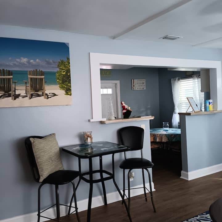 Tropical Paradise Tranquility Getaway - St. Petersburg, FL