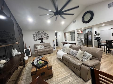 Popular Airbnb listing: Oak Canopy Cottage, Near DT, Lackland and Seaworld in South Central