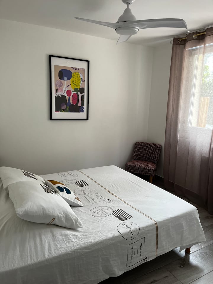 Iluminado 160*200
2 sillones pequeños de lectura o descanso 