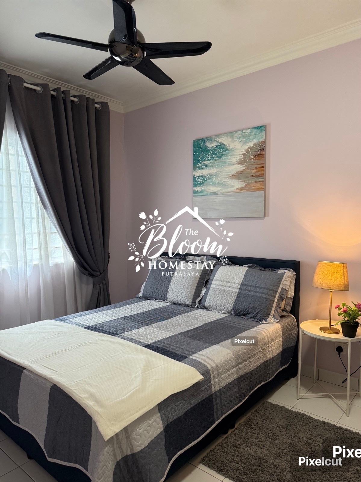 Chambre confortable avec un lit queen confortable — parfait pour une bonne nuit de repos après une longue journée à Putrajaya.