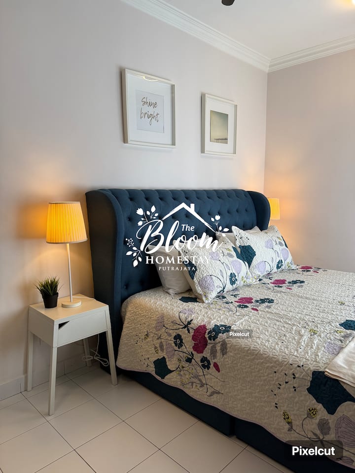 Acogedor dormitorio con una cómoda cama tamaño king, perfecta para una buena noche de descanso después de un largo día en Putrajaya.