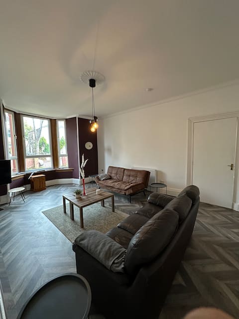 Top performing Airbnb: Victorian 5 Bedroom House Free Parking SSE Central in Govan