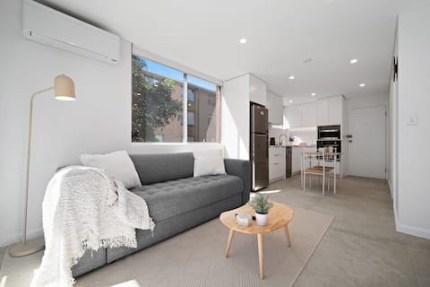 Top Airbnb: Beachside Luxury - Walk to Beach & Lagoon in Sydney
