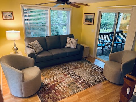 Top performing Airbnb: Quiet & cozy cabin adjacent to open woodlands in Linville