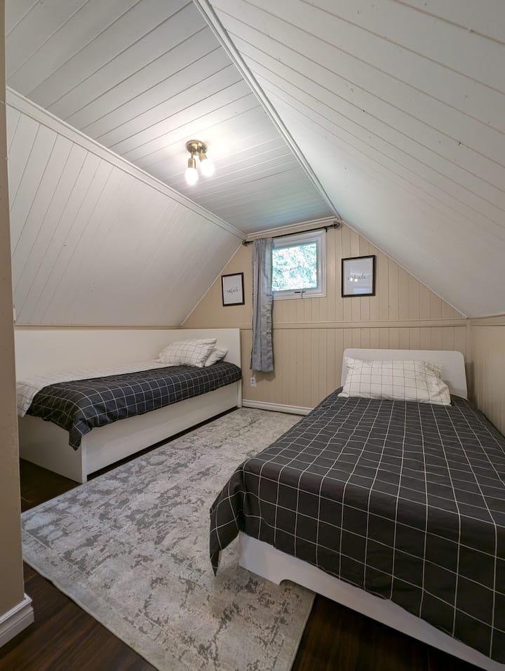 توجد غرفة نوم ثالثة تحت السرير الأيسر.