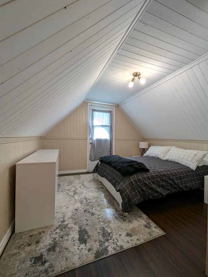 يوجد سرير بالحجم الكامل في الطابق العلوي.
