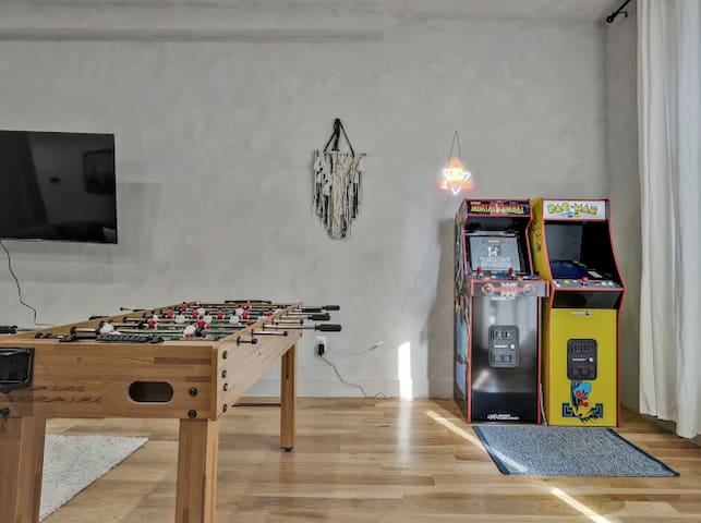 Massive Townhouse/Heart of Brooklyn w Arcade games gallery image 4