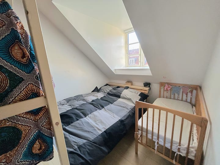 Manželská posteľ je vo väčšej izbe, ktorá slúži ako spálňa aj kancelária. Posteľ sa nachádza za polovičnou stenou šatníka, takže spíte v útulnej jaskyni.