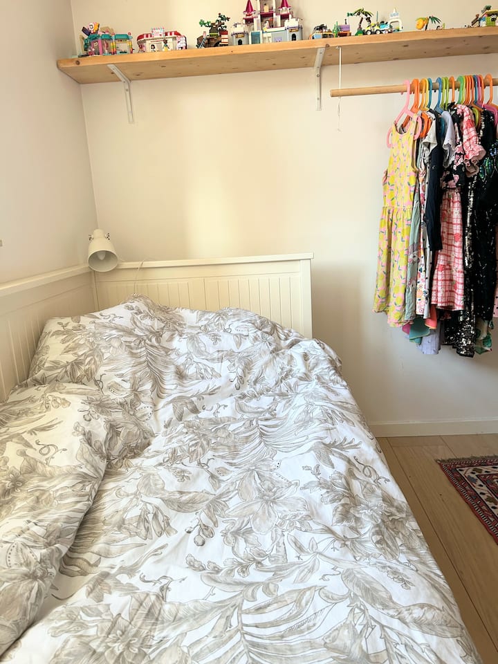 Jedna spálňa patrí našej 8-ročnej dcére. K dispozícii je jednolôžko, ktoré sa dá premeniť na manželskú posteľ. Izba je tiež plná hračiek ako Barbie, bábiky Lol, Lego, jednorožce a medvedíkov.