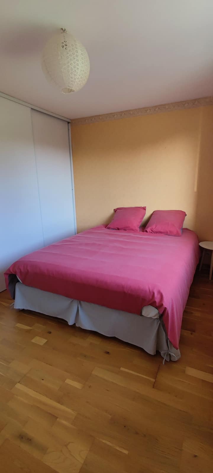 Posteľ pre 2 osoby 160 x 200 cm

Veľká skriňa s policami a šatníkom na uloženie všetkých vašich vecí 