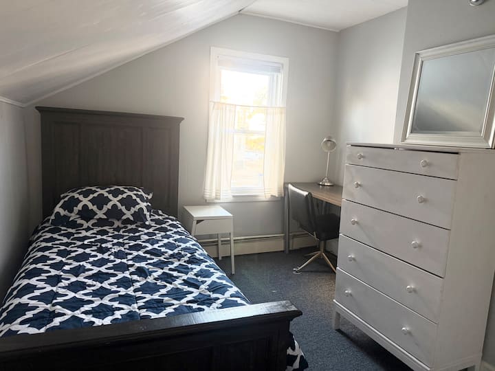 Private Bedroom Near Brown In Fox Point W/parking - Providence, RI