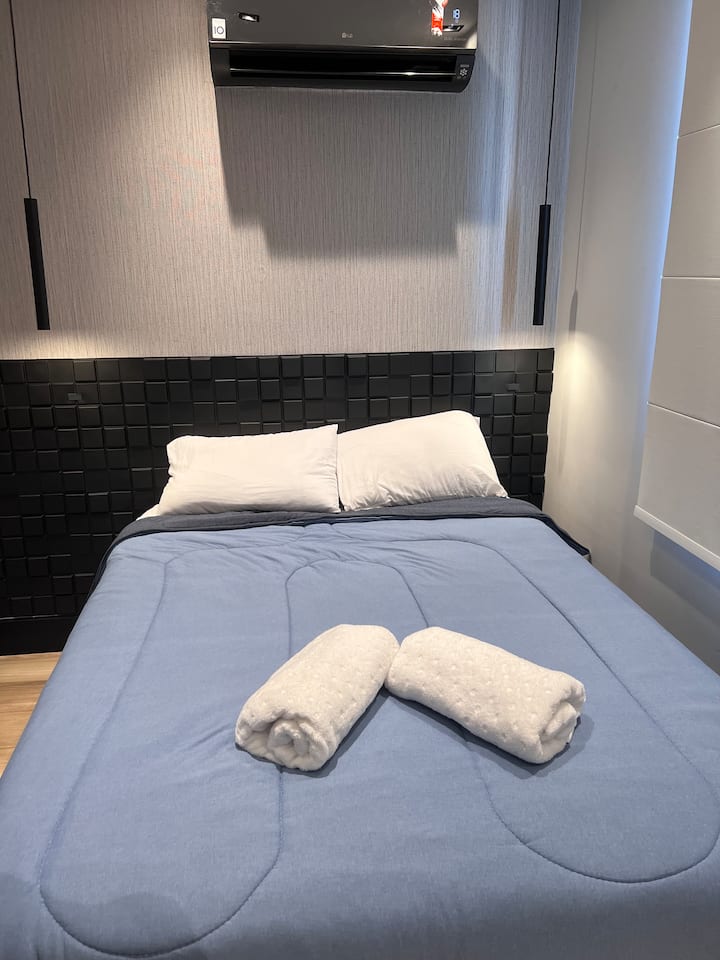 1 cama matrimonial y aire acondicionado , luz cabaceira.