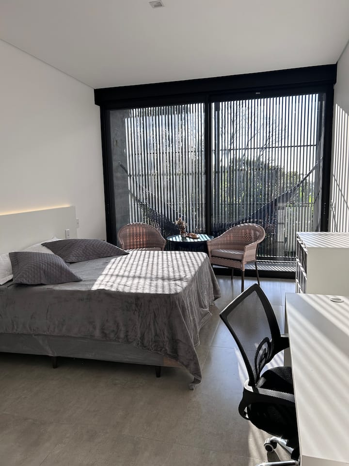 uzglavlje kreveta s laganim krajolikom, stol za igre i doručak

Soba s dva odvojena kreveta koja se mogu spojiti za par 