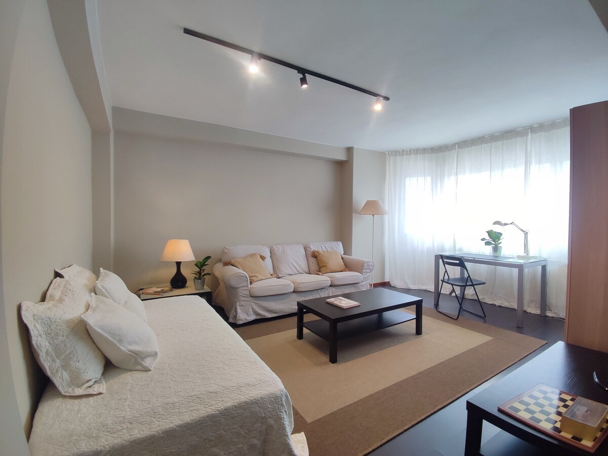 Во дневната соба има кревет широк 90 см како дополнителен кревет. Има и плакар.