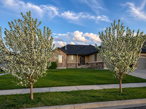 Cowboy Casa• Sleeps 15• Mountain View’s