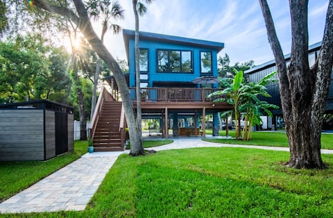 Luxe Lagoon House Weeki Wachee (sleeps 12)