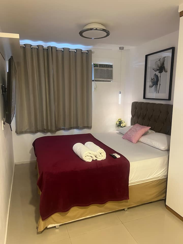 Chumba kilicho na kitanda cha Queen, kiyoyozi, kabati, televisheni kubwa mahiri + kitanda cha usaidizi ikiwa inahitajika 