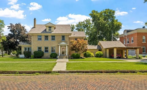 Pearl Street/Starved Rock Pool House