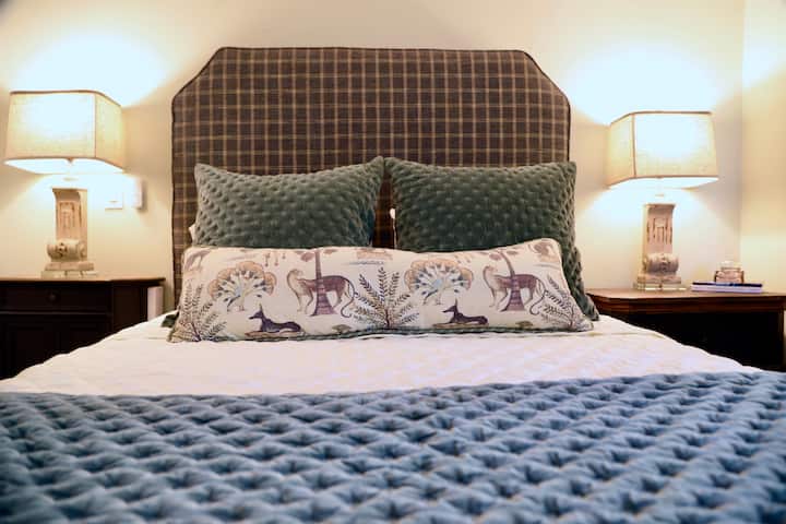 “La ‘Habitación Faulkner’ cuenta con una cama tamaño queen, platos acogedores y libros y arte que celebran Mississippi. También se proporcionan toallas variadas.