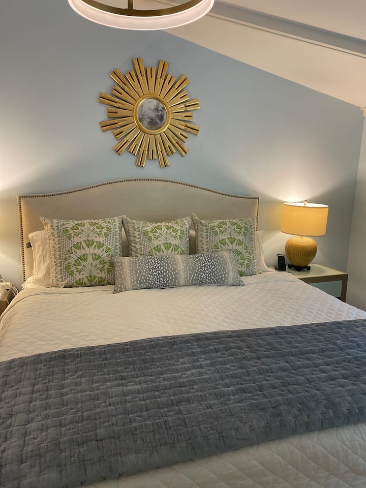 “Disfruta de una noche de descanso en una lujosa cama tamaño king, con un cómodo banco al pie para tu equipaje. La habitación está cuidadosamente equipada con toallas suaves y variadas, materiales de lectura y estaciones de carga de fácil acceso para todos tus dispositivos.