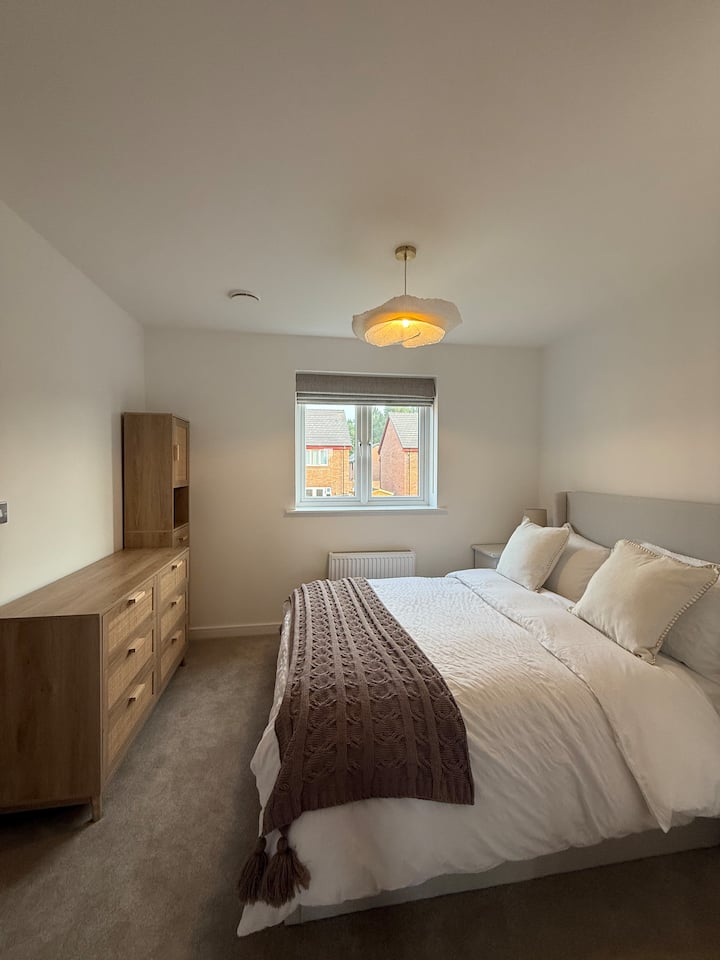 שטח אחסון, אורות צד ואלכסה לשליטה בעמעום האורות. מזרן נוח עם 1000 קפיצים וספוג זיכרון עם כיסוי נוצות ברווז. 