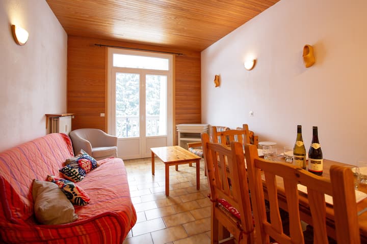 მისაღები ოთახი, რომლიდანაც იშლება ხედი აივანზე და მშვიდად მდგარ ნაძვის ხეებზე. მისაღები ოთახი და კეთილმოწყობილი სამზარეულო, რომელიც მისაღებ ოთახში გადადის. Დივანს სძინავს 2.