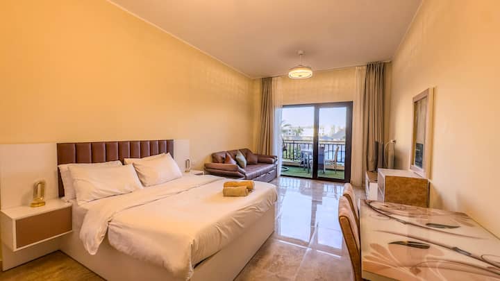 Elegant Luxury Pool View Studio In Aldau Heights - Gurdaka