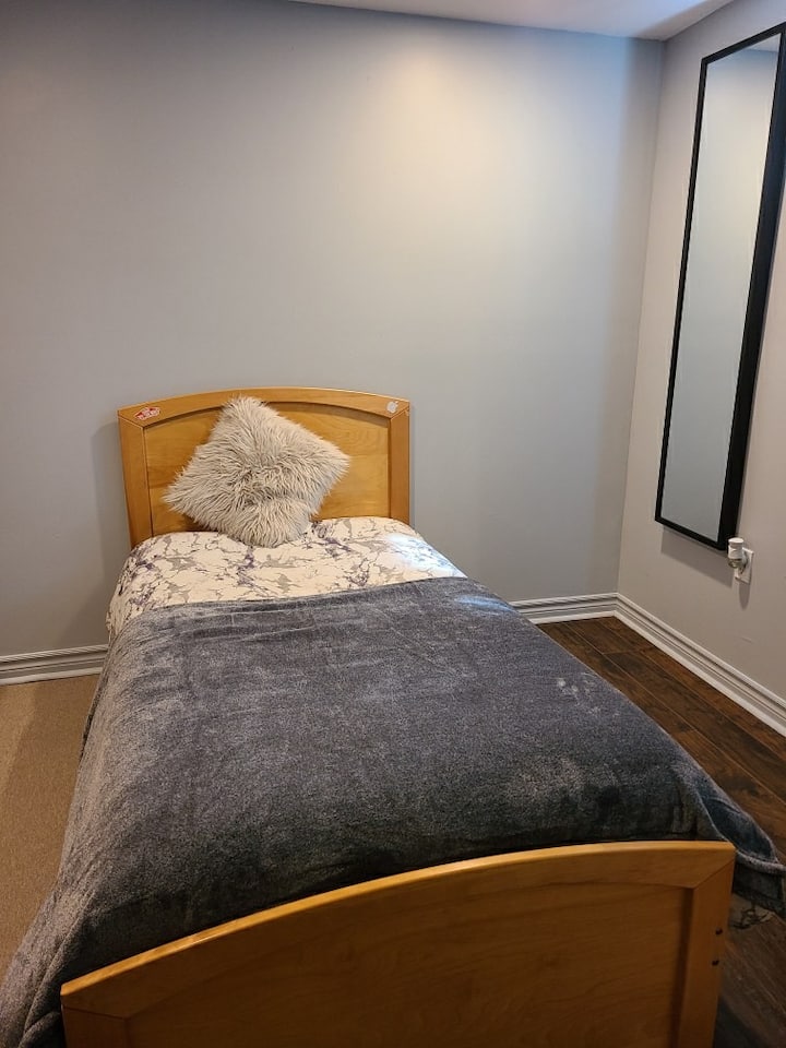 Petite Chambre Au Sous-sol - Laval