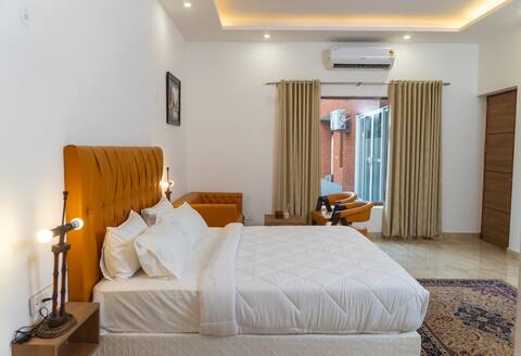 Deluxe king room N/B knowledge park metro station