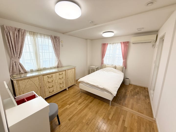 3階にある小さい方のお部屋です。ベッドはセミダブルです。
Ова е помалата спална соба која се наоѓа на третиот кат. Креветот е полубрачен.