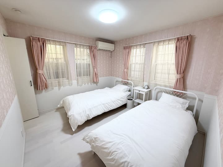 2階にある 2部屋のうちのひとつです。シングルベッドを2つ置いております。
Ова е една од двете соби лоцирани на вториот кат. Опремена е со два единечни кревета.