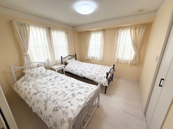 2階にある 2部屋のうちのひとつです。シングルベッドを2つ置いております。
Ова е една од двете соби лоцирани на вториот кат. Опремена е со два единечни кревета.