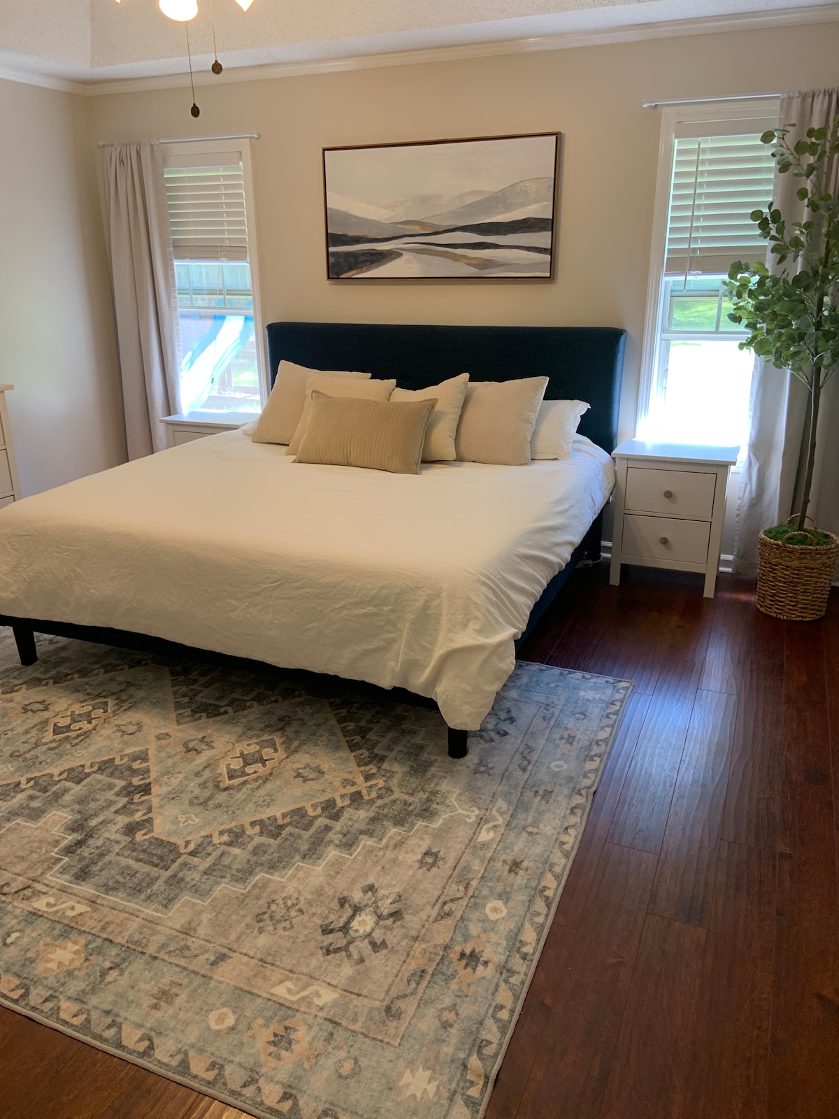 Მთავარი საძინებელი დიდი საწოლითა და აბაზანა-ტუალეტით.