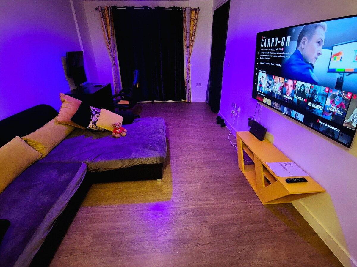 Veľký otvorený priestor, pohodlná pohovka v tvare L, priamy prístup na balkón, 60-palcová inteligentná televízia vrátane Netflixu a ďalšie streamovacie služby cez vysokorýchlostný internet. Stôl, stolička, monitor s káblom HDMI a dodatočná televízia v pracovnom priestore.